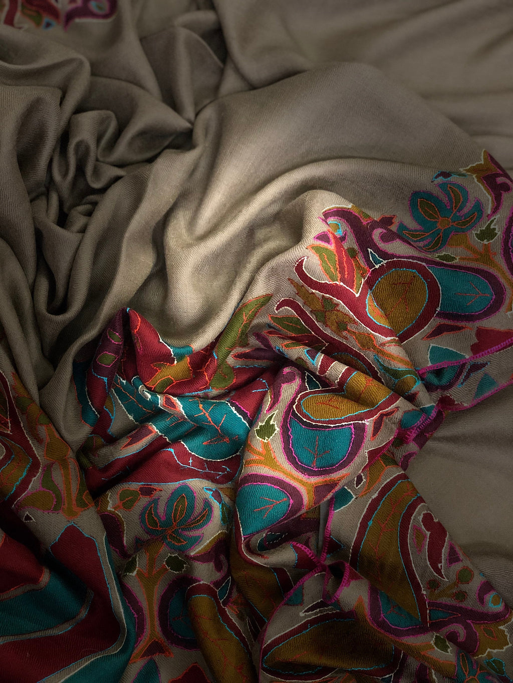 pashmina shawl for women Paisley  Dourdar Outlined Handmade Ladakhi Cashmere Pashmina Embroidered Shawl - Mehraj Crafts 