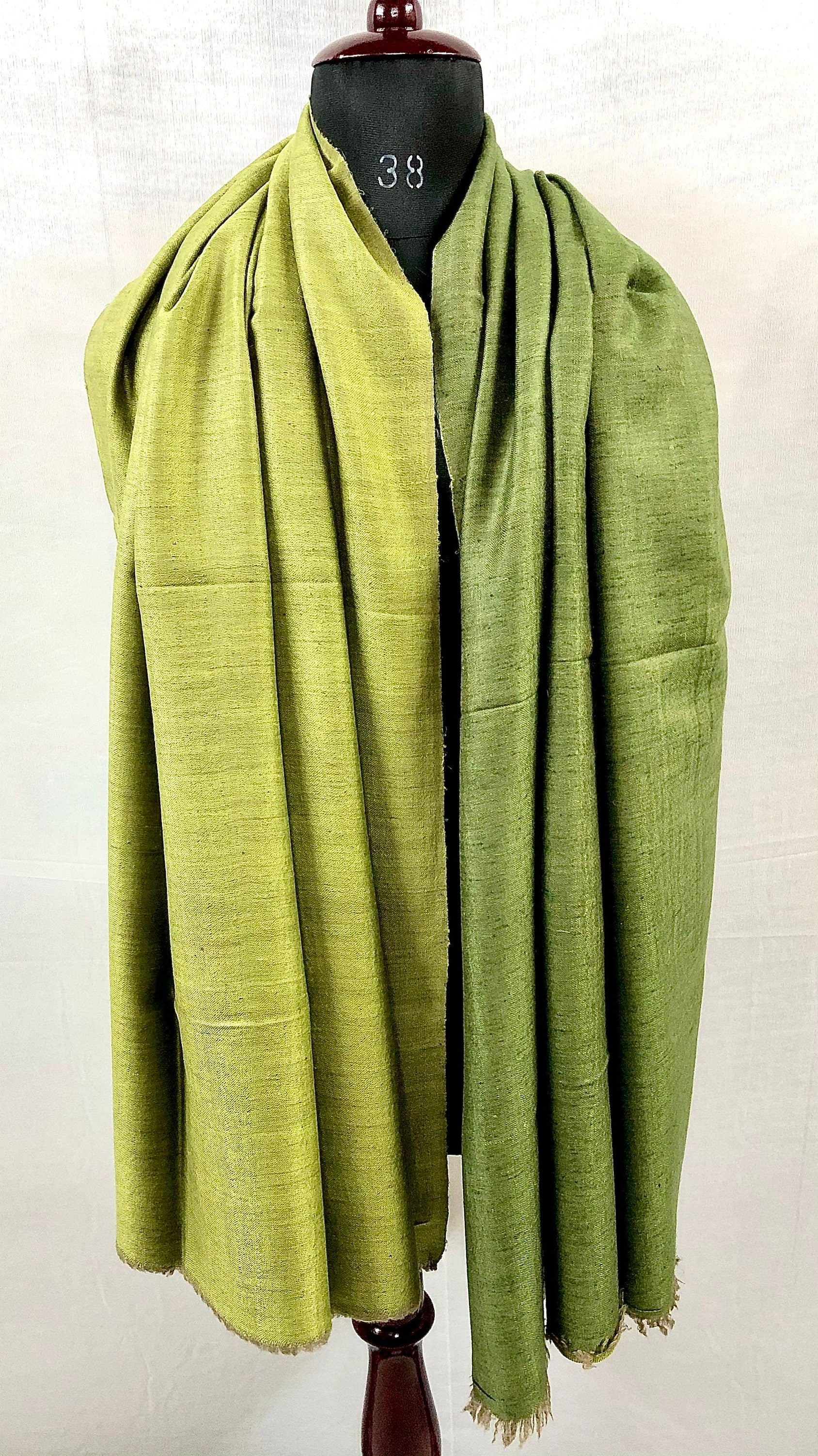 Queen In A Green Reversible Hand Woven Ladakhi Cashmere Pashmina Shawl - Mehraj Crafts 