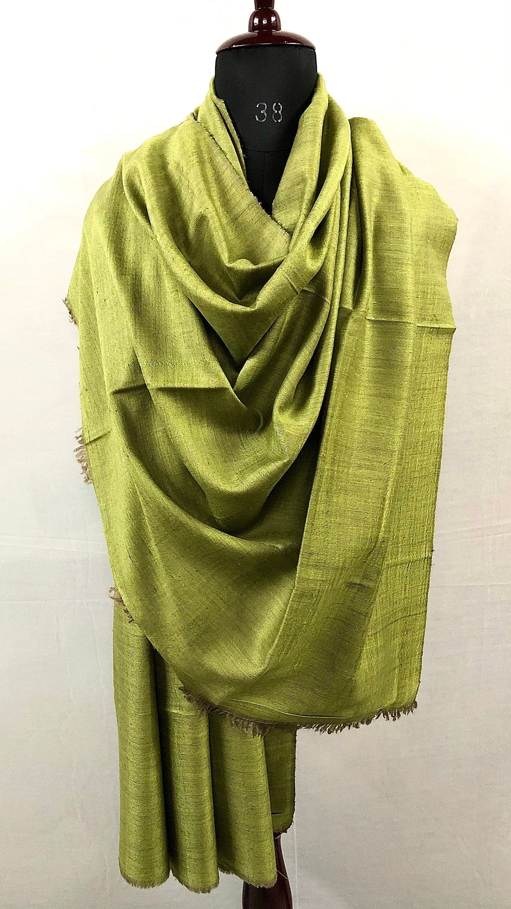 Queen In A Green Reversible Hand Woven Ladakhi Cashmere Pashmina Shawl - Mehraj Crafts 